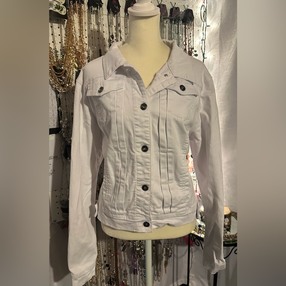 🍁3 for $25!🍁Gorgeous Women's White Jean Jacket Sz. L